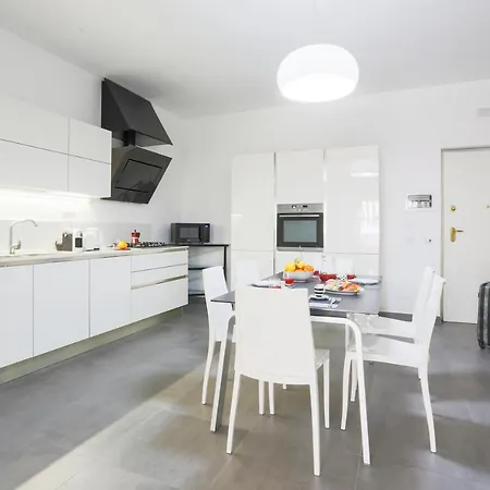 Modern Spacious With Terrace, Balconies, Solarium & Gym アパート