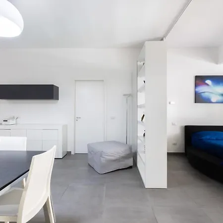 Modern Spacious With Terrace, Balconies, Solarium & Gym アパート ソレント