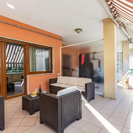 Modern Spacious With Terrace, Balconies, Solarium & Gym アパート *