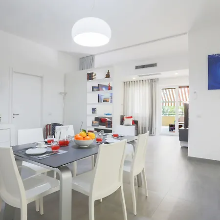 Modern Spacious With Terrace, Balconies, Solarium & Gym Апартаменты *